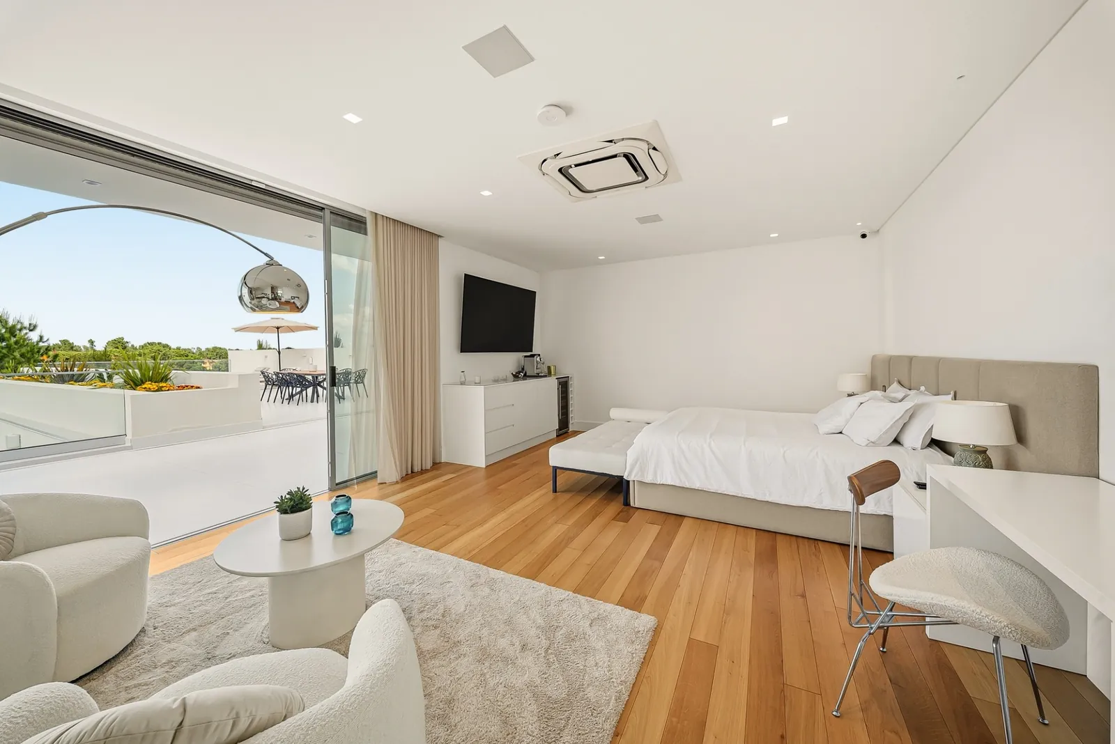 Quarto principal — grande vão envidraçado
