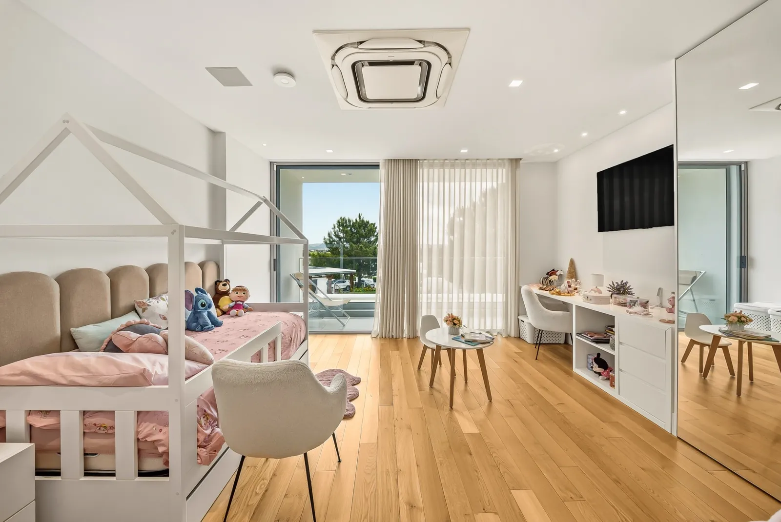 Quarto — luz natural e acesso à varanda