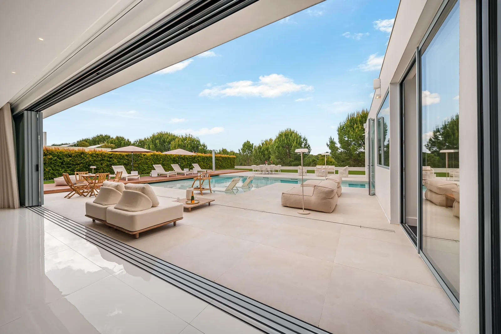 Sala e piscina — abertura panorâmica