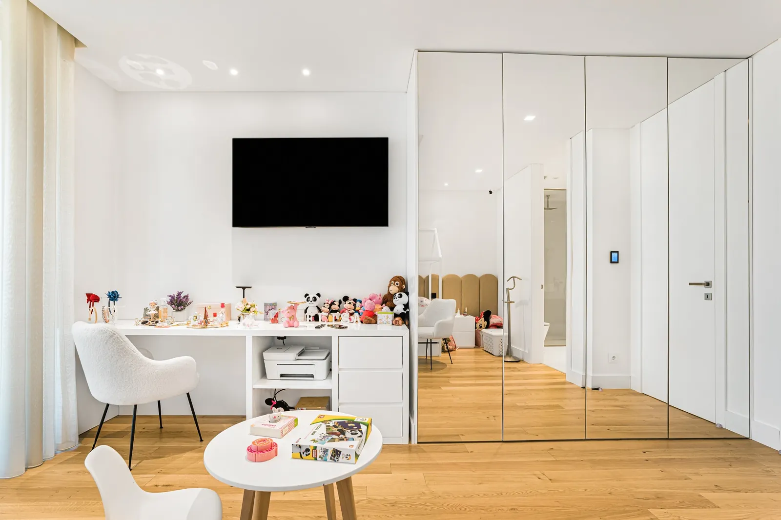 Quarto — espelhos e acabamentos interiores