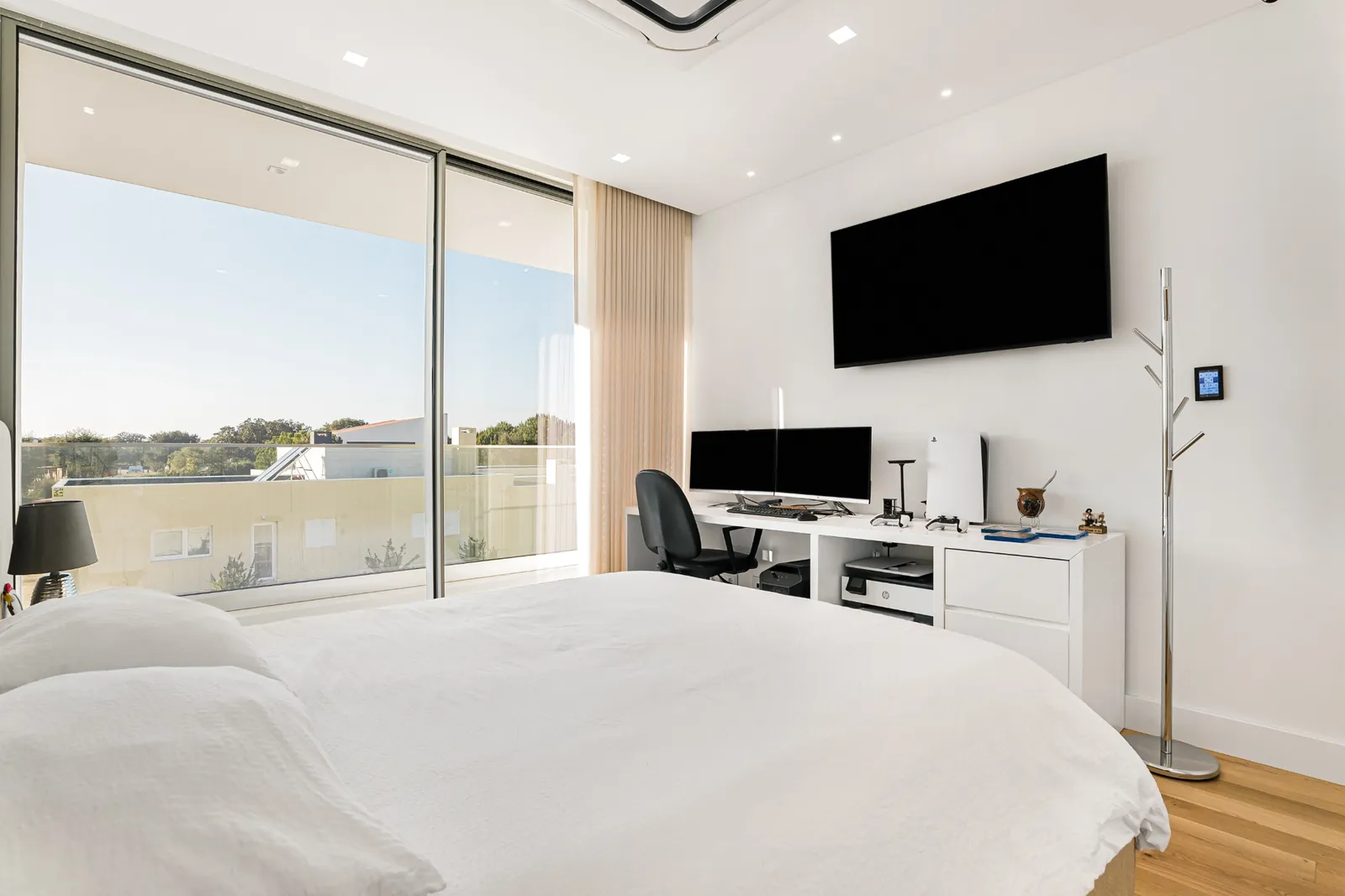 Quarto — caixilharia de correr com vista exterior