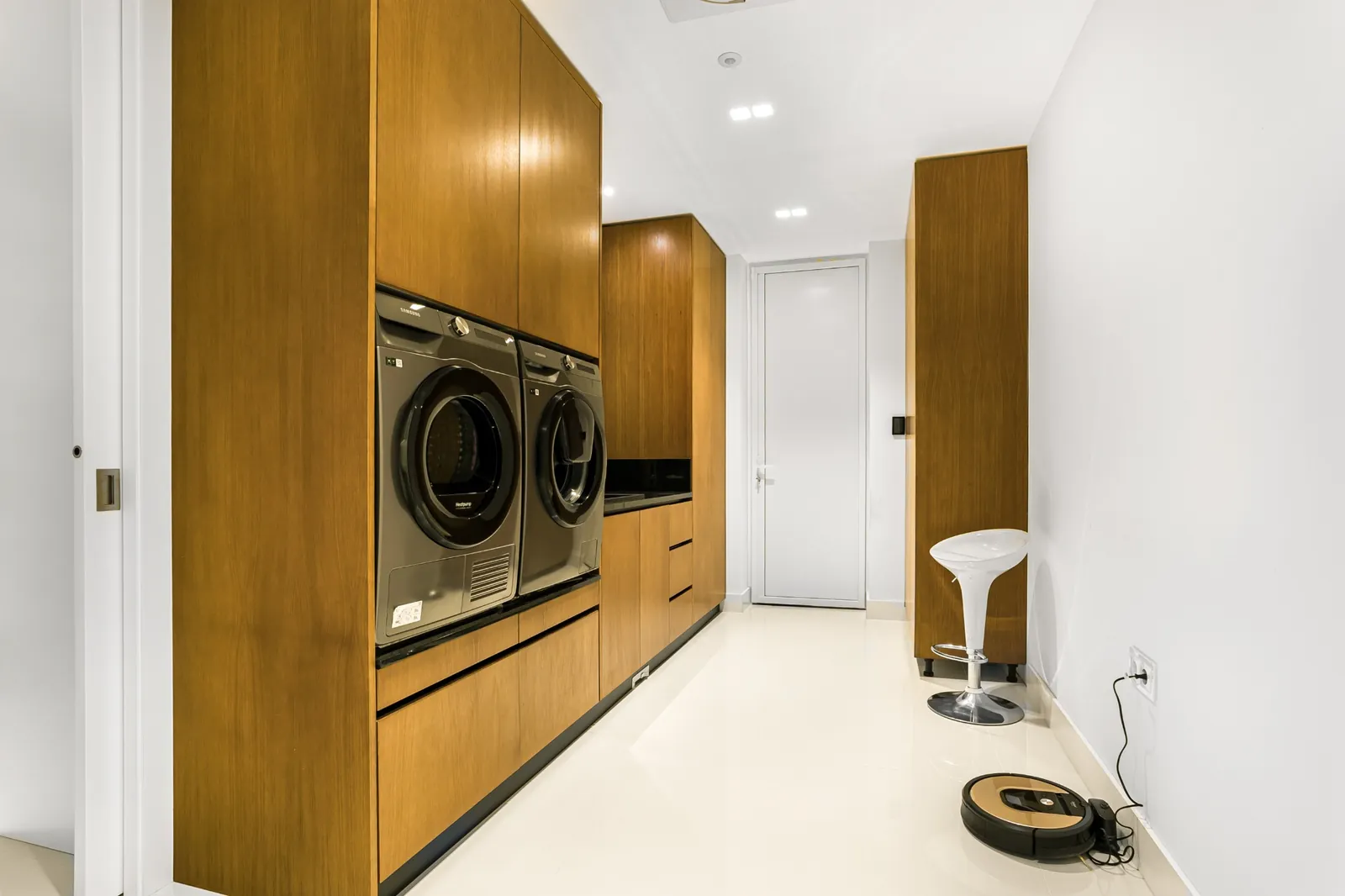 Área de serviço — porta e acabamento minimalista