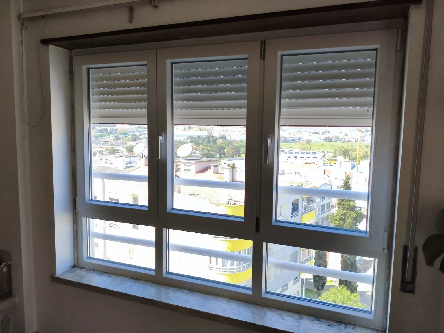 Janelas em PVC branco instaladas pela RICAALUMINIOS