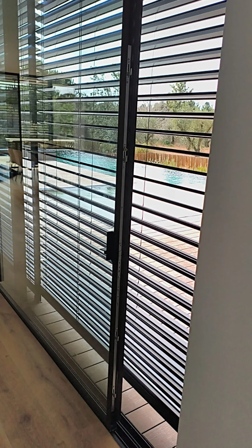 Brisa solar e caixilharia moderna junto a piscina