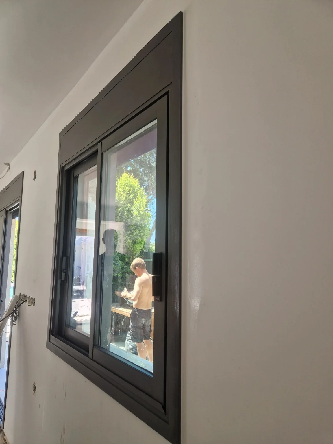 Janela de correr com acabamento minimalista