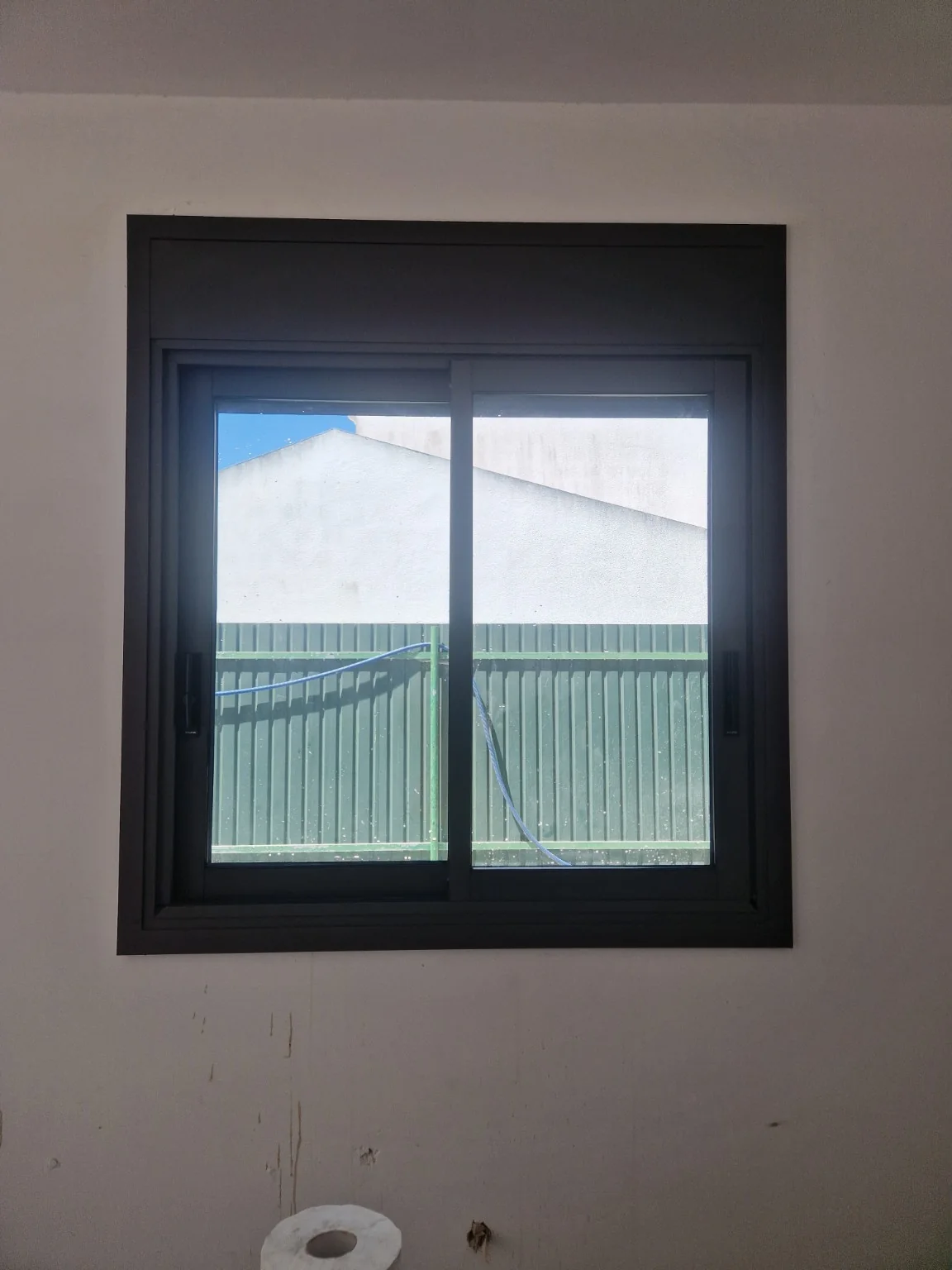 Janela de correr com estore integrado