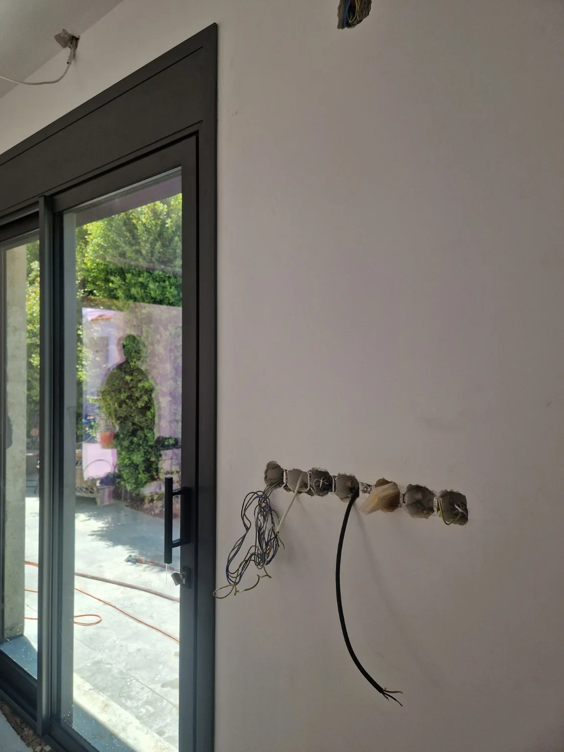 Detalhe de porta de correr em alumínio
