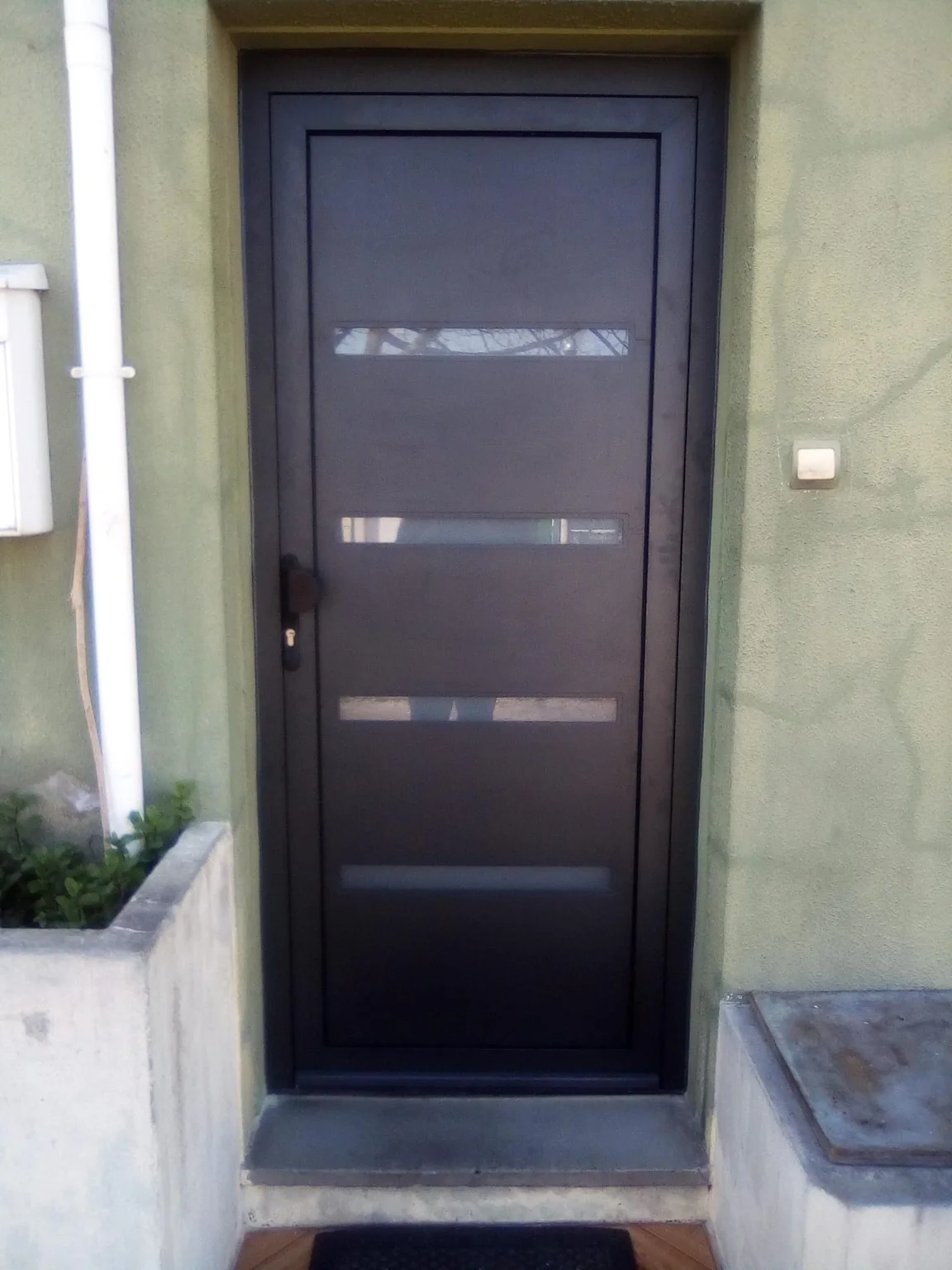 Porta de entrada em alumínio de desenho moderno